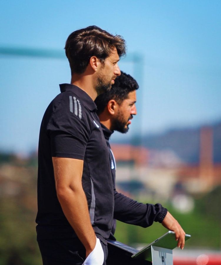 Pedro Seabra à beira do relvado durante um treino